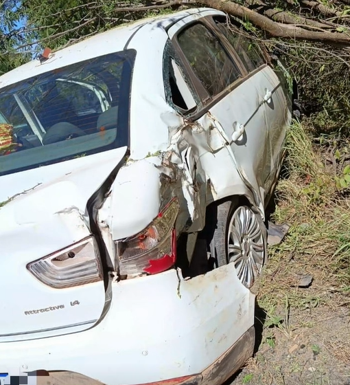  Motorista perde controle, atinge motociclista e bate em árvore na MGC-122, em Capitão Enéas