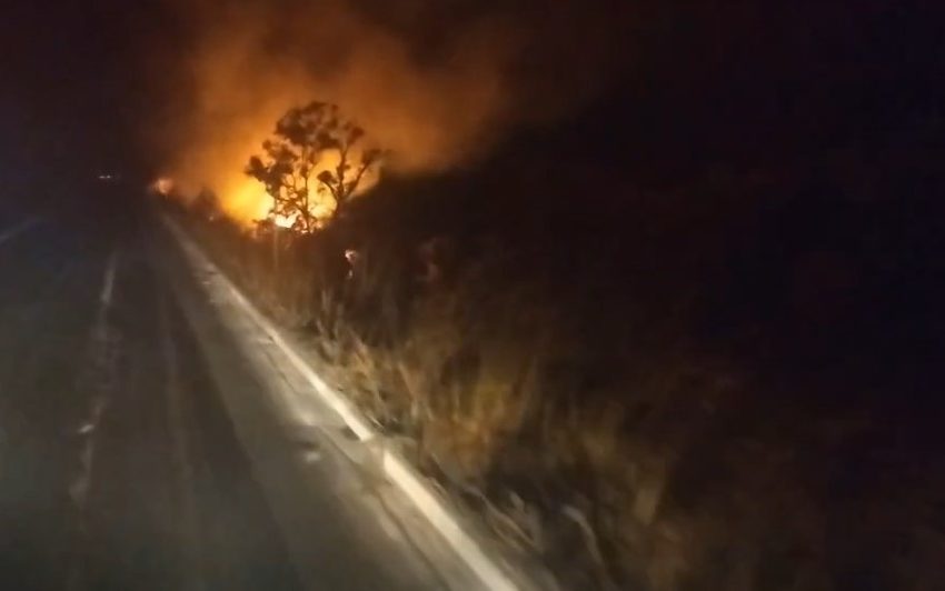  Incêndio em vegetação fecha meia pista da BR-251 em Francisco Sá