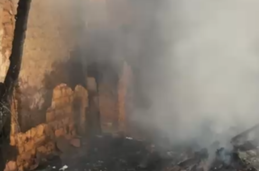  Lixo em residência abandonada no Morrinhos pega fogo e mobiliza Bombeiros