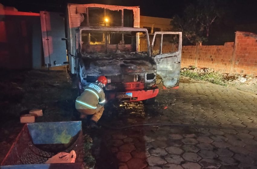  Caminhão pega fogo durante a madrugada e assusta moradores em Francisco Sá