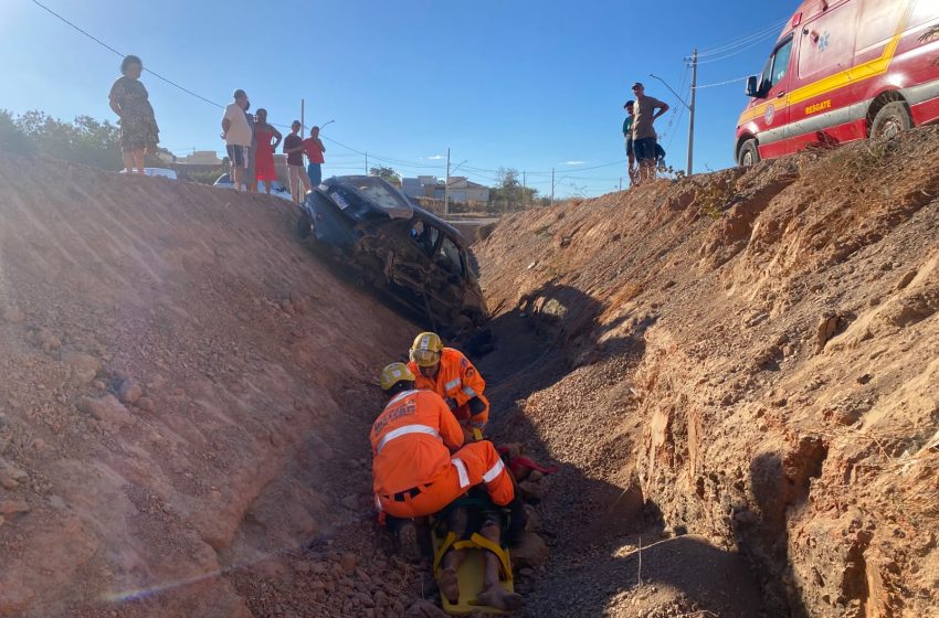  Capotamento termina com veículo dentro de córrego e motorista ferido em Janaúba