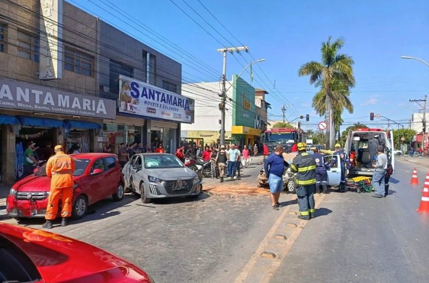  Motorista passa mal e atinge três carros e uma moto