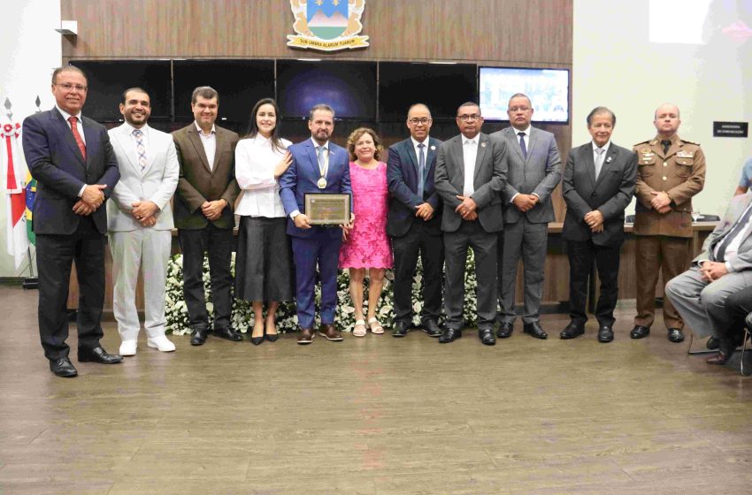  Adauto Marques recebe a Medalha Ivan José Lopes de Honra a Montes Claros
