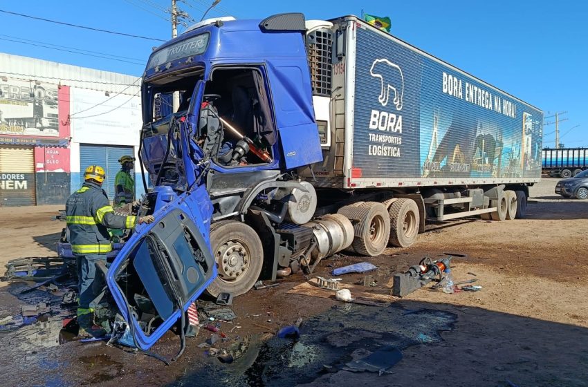  Colisão entre caminhões deixa ferido no bairro Independência