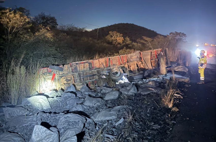  Carga de carvão se espalha pela pista após acidente na BR-251