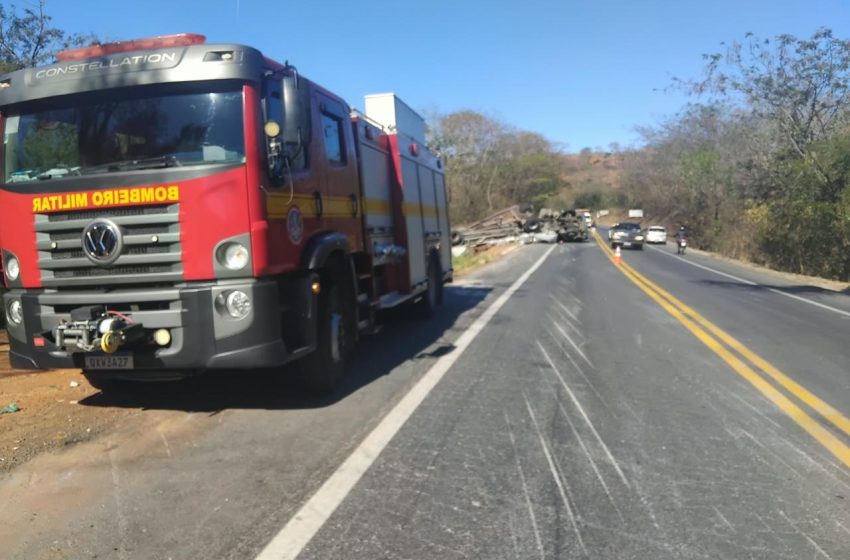  Acidente com tombamento de carreta deixa três familiares feridos na BR-251, próximo a Salinas