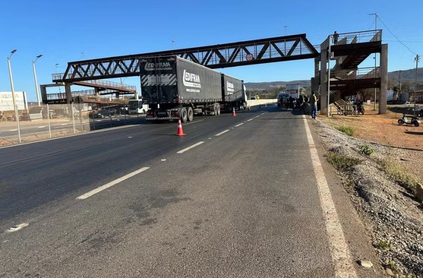  Motociclista morre ao atingir traseira de carreta na BR-135