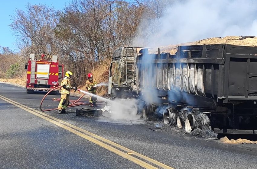  Incêndio destrói caminhão na BR-135 e exige interdição da rodovia