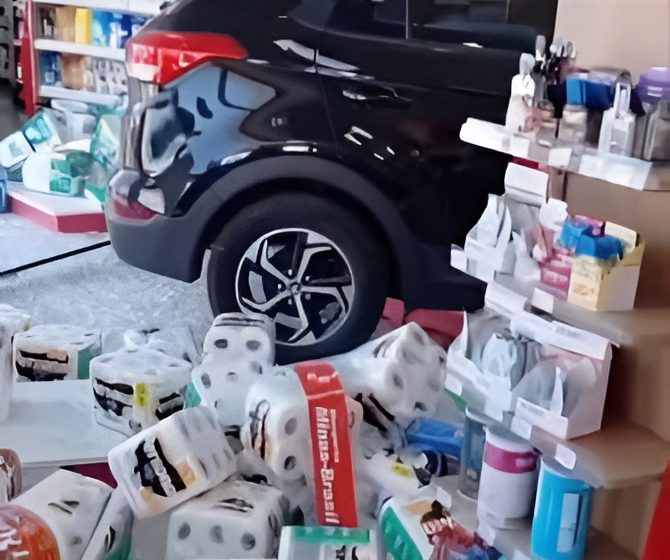  Motorista de 68 anos desmaia ao volante e invade farmácia