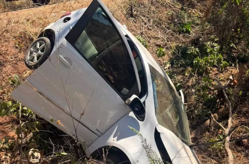  Bebê e mãe ficam feridos após veículo capotar em Juramento