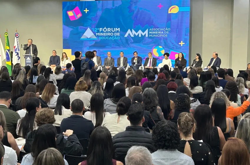  Mais de 600 pessoas marcam abertura do 12º Fórum Mineiro de Educação