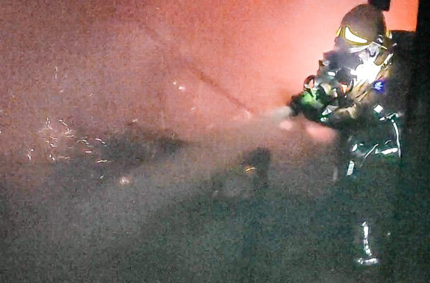  Incêndio destrói marcenaria e ameaça casa vizinha em Januária