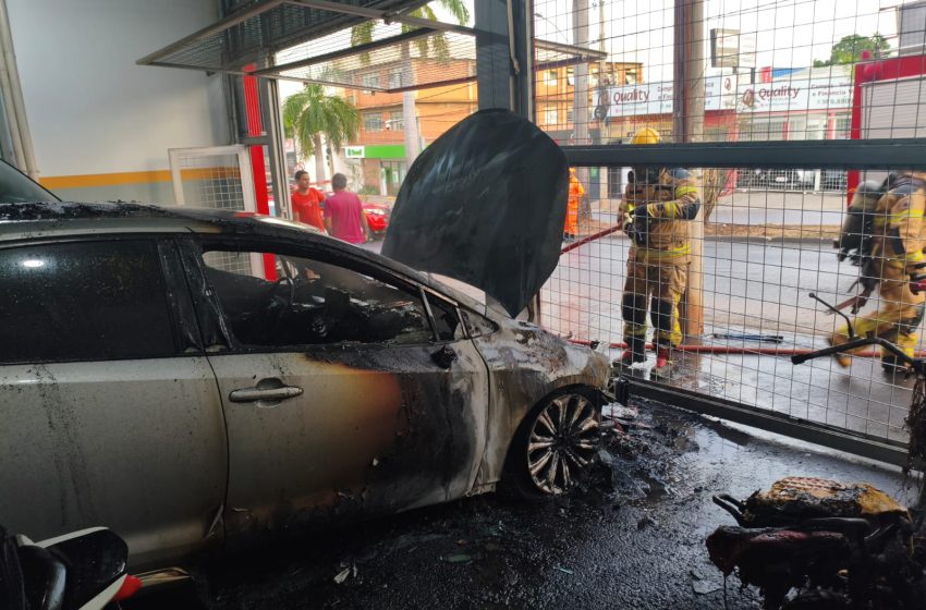  Fogo destrói carro e três motos em garagem de Montes Claros; causas são desconhecidas
