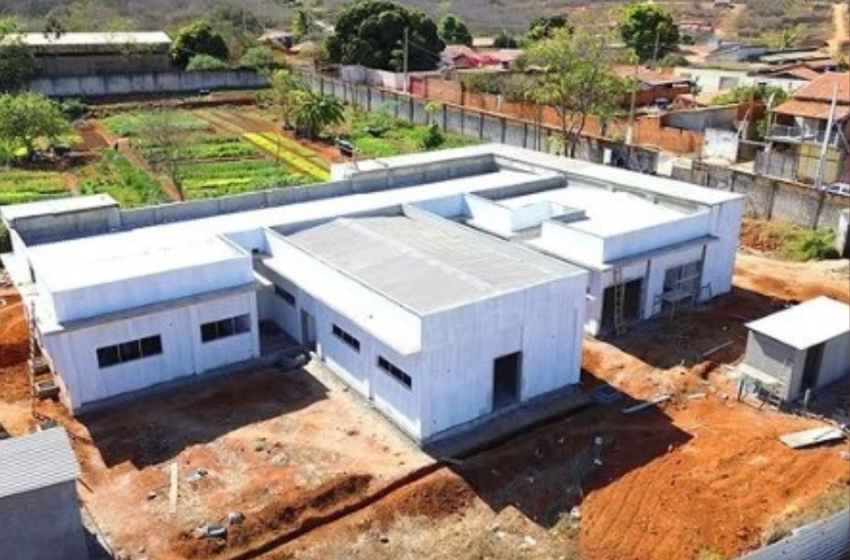  Obras avançam em São João da Ponte com construção de nova UBS e iluminação de campo em Araruba