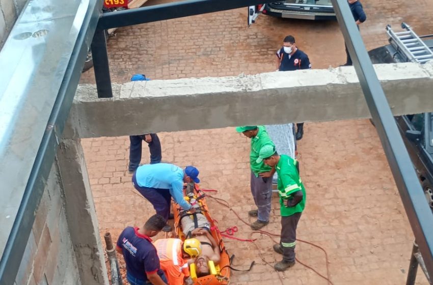  Trabalhador passa mal durante obra e é retirado de cobertura por bombeiros em Bocaiuva