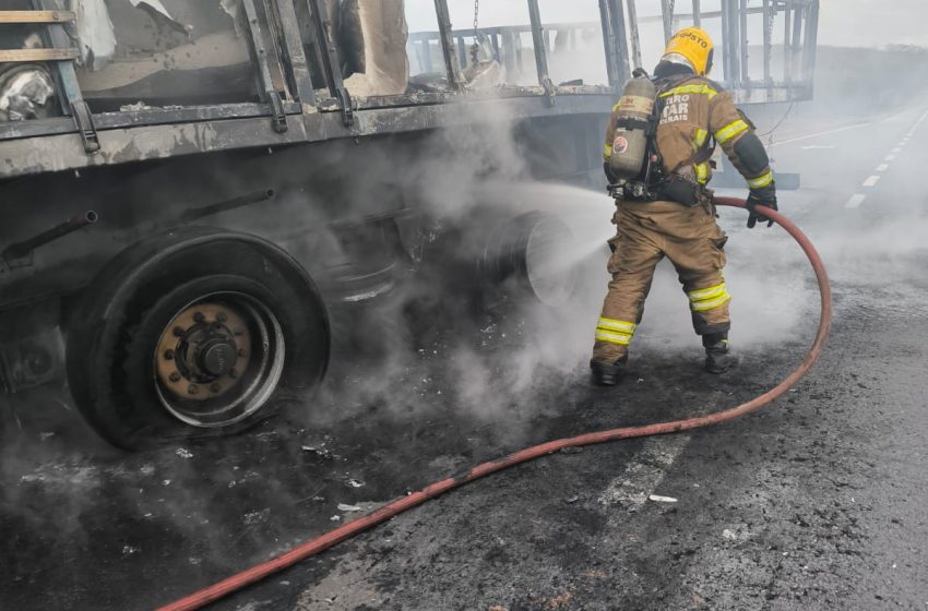  Incêndio destrói reboque de carreta carregada de granito na BR-251 em Salinas